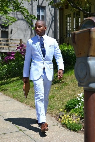 Look alla moda per uomo: Abito azzurro, Camicia elegante bianca, Scarpe oxford in pelle marroni, Cravatta a pois blu scuro