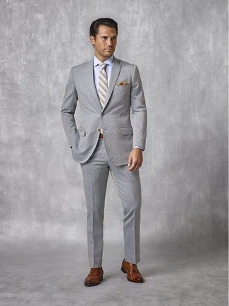 Come indossare e abbinare un abito grigio con scarpe oxford marroni quando fa caldo in modo formale: Prova a combinare un abito grigio con una camicia elegante azzurra come un vero gentiluomo. Scarpe oxford marroni sono una eccellente scelta per completare il look.