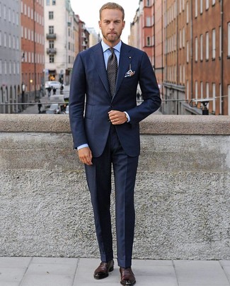 Look alla moda per uomo: Abito blu scuro, Camicia elegante azzurra, Scarpe oxford in pelle bordeaux, Cravatta a pois nera