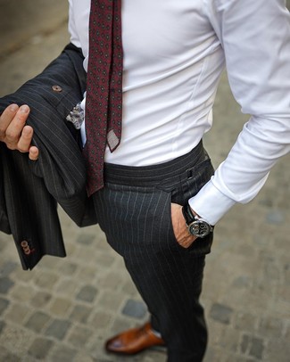 Come indossare e abbinare una cravatta stampata bordeaux per un uomo di 30 anni in modo formale: Scegli un abito a righe verticali grigio scuro e una cravatta stampata bordeaux per un look elegante e di classe. Perfeziona questo look con un paio di scarpe oxford in pelle marroni.