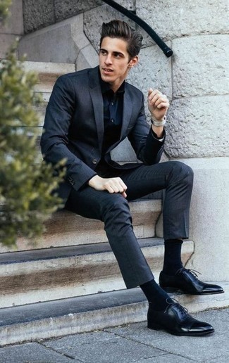 Come indossare e abbinare una camicia elegante nera per un uomo di 30 anni: Indossa una camicia elegante nera con un abito grigio scuro per una silhouette classica e raffinata Scarpe oxford in pelle nere sono una gradevolissima scelta per completare il look.