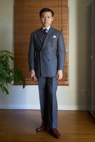 Come indossare e abbinare una cravatta bordeaux in modo formale: Opta per un abito grigio scuro e una cravatta bordeaux come un vero gentiluomo. Scarpe oxford in pelle bordeaux creeranno un piacevole contrasto con il resto del look.