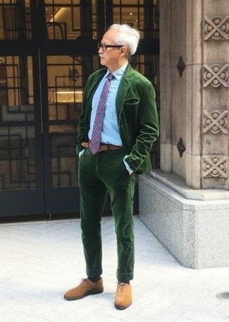 Come indossare e abbinare una cravatta per un uomo di 60 anni: Coniuga un abito verde scuro con una cravatta come un vero gentiluomo. Se non vuoi essere troppo formale, scegli un paio di scarpe oxford in pelle scamosciata terracotta.
