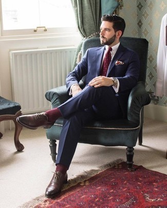 Come indossare e abbinare una cravatta bordeaux in modo formale: Combina un abito blu scuro con una cravatta bordeaux come un vero gentiluomo. Per un look più rilassato, scegli un paio di scarpe oxford in pelle marrone scuro come calzature.