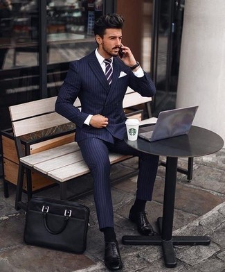 Quale camicia elegante indossare con scarpe oxford nere: Scegli una camicia elegante e un abito a righe verticali blu scuro per un look elegante e alla moda. Questo outfit si abbina perfettamente a un paio di scarpe oxford nere.