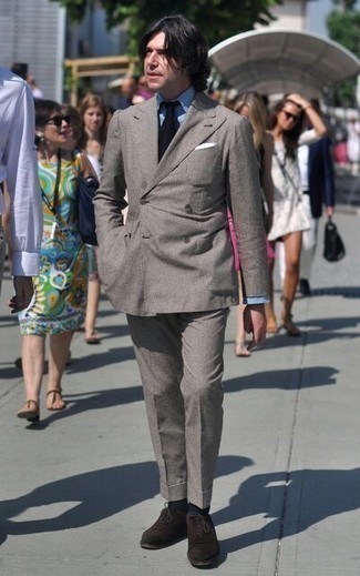 Quale scarpe oxford indossare con un abito grigio: Prova a combinare un abito grigio con una camicia elegante azzurra per un look elegante e alla moda. Completa questo look con un paio di scarpe oxford.