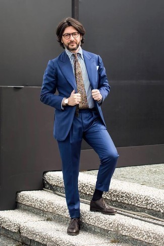 Come indossare e abbinare una cravatta marrone per un uomo di 40 anni: Sfodera un look elegante con un abito blu e una cravatta marrone. Abbina questi abiti a un paio di scarpe oxford in pelle marrone scuro.