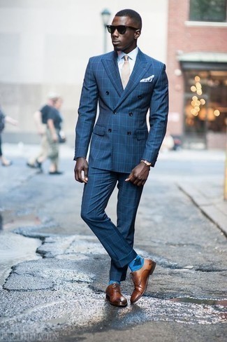 Come indossare e abbinare una cravatta di seta: Potresti abbinare un abito a quadri blu con una cravatta di seta per un look elegante e di classe. Per un look più rilassato, indossa un paio di scarpe oxford in pelle terracotta.