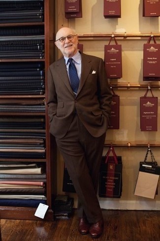 Come indossare e abbinare una cravatta blu scuro per un uomo di 60 anni: Potresti combinare un abito marrone con una cravatta blu scuro come un vero gentiluomo. Per distinguerti dagli altri, scegli un paio di scarpe oxford in pelle bordeaux come calzature.