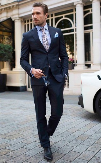 Come indossare e abbinare un fazzoletto da taschino di seta in modo formale: Per un outfit quotidiano pieno di carattere e personalità, combina un abito blu scuro con un fazzoletto da taschino di seta. Calza un paio di scarpe oxford in pelle nere per un tocco virile.