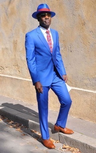 Come indossare e abbinare calzini blu: Potresti abbinare un abito blu con calzini blu per un outfit comodo ma studiato con cura. Scegli un paio di scarpe oxford in pelle terracotta per dare un tocco classico al completo.