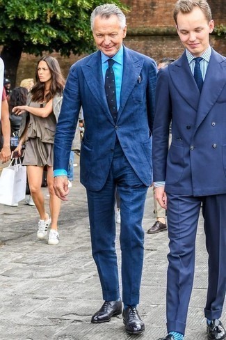 Come indossare e abbinare scarpe oxford per un uomo di 50 anni: Scegli un outfit composto da un abito blu scuro e una camicia elegante blu per un look elegante e di classe. Rifinisci questo look con un paio di scarpe oxford.
