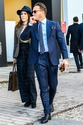 Come indossare e abbinare guanti per un uomo di 30 anni: Potresti combinare un abito blu scuro con guanti per vestirti casual. Scegli uno stile classico per le calzature e scegli un paio di scarpe oxford in pelle nere come calzature.