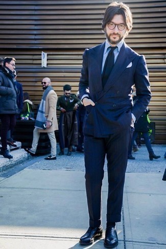 Come indossare e abbinare un abito a righe verticali per un uomo di 30 anni: Opta per un abito a righe verticali e una camicia elegante azzurra come un vero gentiluomo. Scarpe oxford in pelle nere sono una interessante scelta per completare il look.