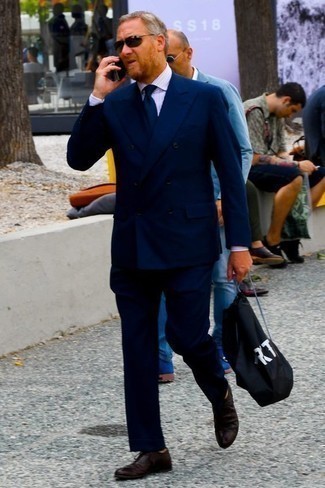 Come indossare e abbinare una cravatta blu scuro per un uomo di 50 anni: Abbina un abito blu scuro con una cravatta blu scuro per un look elegante e alla moda. Per un look più rilassato, scegli un paio di scarpe oxford in pelle bordeaux.