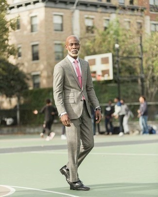 Quale scarpe oxford indossare con un abito grigio scuro: Prova ad abbinare un abito grigio scuro con una camicia elegante bianca come un vero gentiluomo. Scarpe oxford sono una gradevolissima scelta per completare il look.