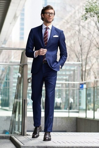 Come indossare e abbinare una cravatta bordeaux per un uomo di 30 anni: Potresti combinare un abito blu scuro con una cravatta bordeaux per una silhouette classica e raffinata Per distinguerti dagli altri, scegli un paio di scarpe oxford in pelle marrone scuro.