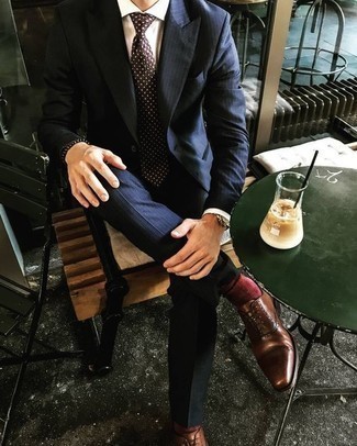 Come indossare e abbinare una cravatta a pois terracotta: Prova a combinare un abito a righe verticali blu scuro con una cravatta a pois terracotta come un vero gentiluomo. Questo outfit si abbina perfettamente a un paio di scarpe oxford in pelle marroni.