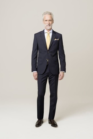 Come indossare e abbinare una cravatta arancione in modo formale: Opta per un abito a righe verticali blu scuro e una cravatta arancione come un vero gentiluomo. Aggiungi un tocco fantasioso indossando un paio di scarpe oxford in pelle marrone scuro.