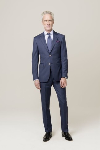 Look alla moda per uomo: Abito blu scuro, Camicia elegante a righe verticali bianca, Scarpe oxford in pelle nere, Cravatta blu