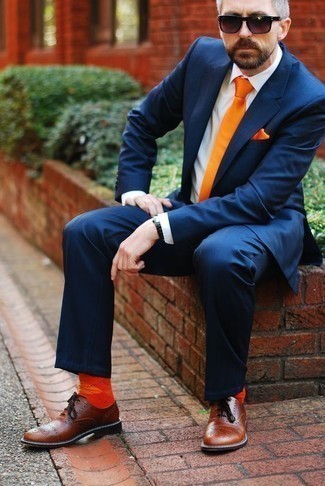 Come indossare e abbinare un fazzoletto da taschino di seta arancione per un uomo di 40 anni quando fa caldo: Scegli un outfit composto da un abito blu scuro e un fazzoletto da taschino di seta arancione per un outfit comodo ma studiato con cura. Opta per un paio di scarpe oxford in pelle marroni per dare un tocco classico al completo.