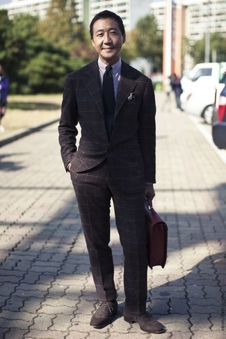 Come indossare e abbinare una cravatta per un uomo di 40 anni: Combina un abito a quadri marrone scuro con una cravatta come un vero gentiluomo. Opta per un paio di scarpe oxford in pelle scamosciata marrone scuro per avere un aspetto più rilassato.