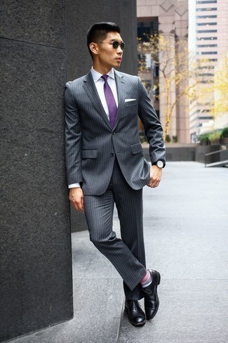 Come indossare e abbinare scarpe oxford per un uomo di 20 anni: Abbina un abito a righe verticali grigio con una camicia elegante bianca come un vero gentiluomo. Perfeziona questo look con un paio di scarpe oxford.