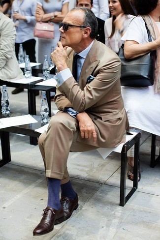 Come indossare e abbinare una cravatta blu scuro per un uomo di 50 anni: Potresti indossare un abito marrone chiaro e una cravatta blu scuro per essere sofisticato e di classe. Per distinguerti dagli altri, indossa un paio di scarpe oxford in pelle marrone scuro.