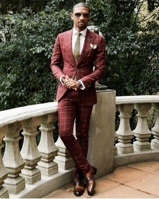 Look alla moda per uomo: Abito rosso, Camicia elegante bianca, Scarpe oxford in pelle marroni, Cravatta stampata gialla