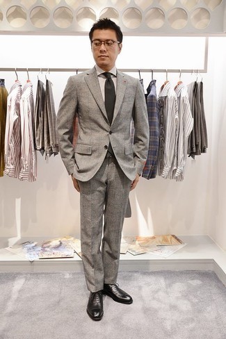 Look alla moda per uomo: Abito grigio, Camicia elegante bianca, Scarpe oxford in pelle nere, Cravatta nera