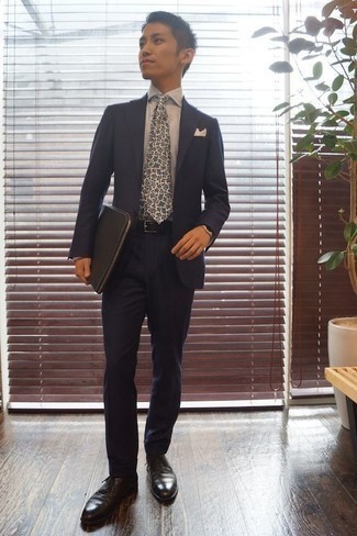 Come indossare e abbinare una cravatta bianca e blu scuro: Abbina un abito blu scuro con una cravatta bianca e blu scuro per un look elegante e alla moda. Mettiti un paio di scarpe oxford in pelle nere per un tocco più rilassato.