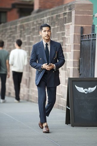 Look alla moda per uomo: Abito blu scuro, Camicia elegante bianca, Scarpe oxford in pelle marroni, Cravatta blu scuro