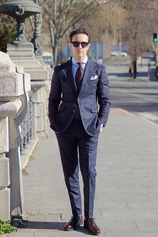 Come indossare e abbinare una cravatta rossa e bianca per un uomo di 40 anni: Abbina un abito blu scuro con una cravatta rossa e bianca per un look elegante e alla moda. Scegli un paio di scarpe oxford in pelle bordeaux per un tocco più rilassato.