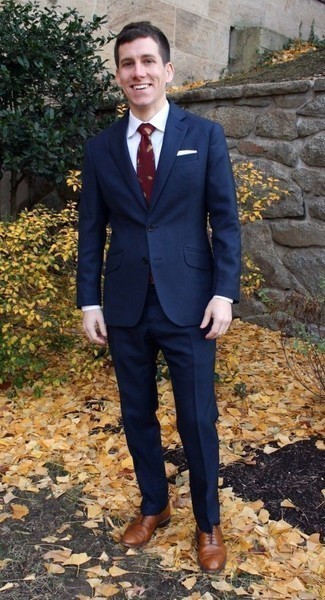 Come indossare e abbinare una cravatta bordeaux in modo formale: Vestiti con un abito blu scuro e una cravatta bordeaux per un look elegante e alla moda. Abbina questi abiti a un paio di scarpe oxford in pelle marroni.
