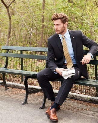 Come indossare e abbinare una cravatta beige per un uomo di 30 anni in estate 2024: Prova ad abbinare un abito grigio scuro con una cravatta beige per un look elegante e di classe. Scegli un paio di scarpe oxford in pelle marroni come calzature per avere un aspetto più rilassato. Ecco un outfit estivo perfetto per il tuo.