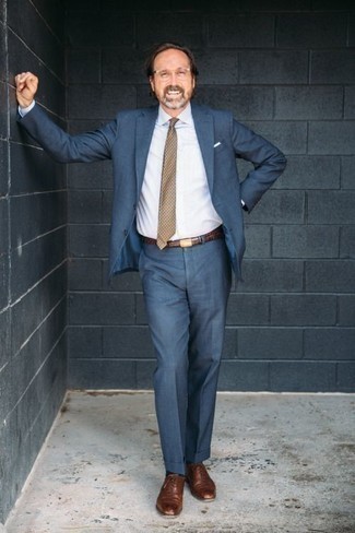 Come indossare e abbinare una cravatta marrone per un uomo di 50 anni in modo formale: Scegli un abito blu e una cravatta marrone per essere sofisticato e di classe. Mettiti un paio di scarpe oxford in pelle marroni per avere un aspetto più rilassato.