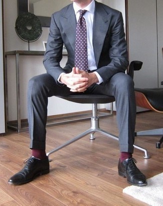 Come indossare e abbinare una cravatta stampata melanzana scuro per un uomo di 30 anni: Sfoggia il tuo aspetto migliore con un abito grigio e una cravatta stampata melanzana scuro. Scegli un paio di scarpe oxford in pelle nere per un tocco più rilassato.
