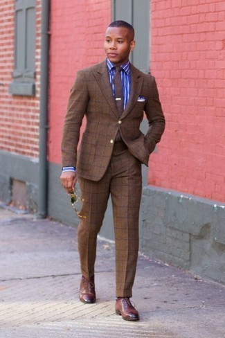 Come indossare e abbinare una cravatta marrone scuro per un uomo di 20 anni in modo formale: Indossa un abito a quadri marrone con una cravatta marrone scuro come un vero gentiluomo. Perché non aggiungere un paio di scarpe oxford in pelle marroni per un tocco più rilassato?