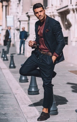 Come indossare e abbinare una camicia elegante bordeaux in modo formale: Vestiti con una camicia elegante bordeaux e un abito a righe verticali blu scuro per essere sofisticato e di classe. Questo outfit si abbina perfettamente a un paio di scarpe oxford in pelle nere.