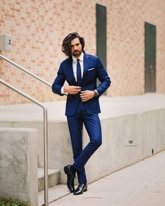 Quale scarpe oxford indossare con un abito blu scuro: Potresti abbinare un abito blu scuro con una camicia elegante bianca per una silhouette classica e raffinata Perfeziona questo look con un paio di scarpe oxford.