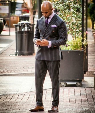 Look alla moda per uomo: Abito a righe verticali grigio scuro, Camicia elegante a quadri viola chiaro, Scarpe oxford in pelle marroni, Cravatta viola