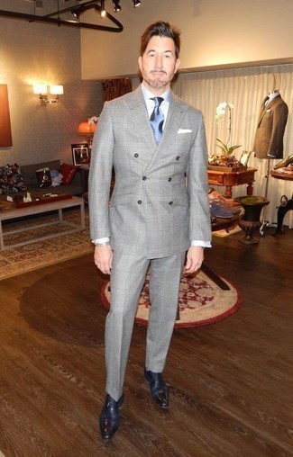 Come indossare e abbinare scarpe oxford per un uomo di 40 anni: Abbina un abito scozzese grigio con una camicia elegante bianca come un vero gentiluomo. Perfeziona questo look con un paio di scarpe oxford.