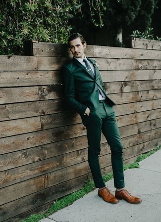 Quale camicia elegante indossare con un abito verde scuro per un uomo di 30 anni: Prova a combinare un abito verde scuro con una camicia elegante come un vero gentiluomo. Perfeziona questo look con un paio di scarpe oxford in pelle terracotta.