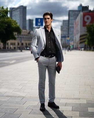 Come indossare e abbinare una camicia elegante nera in modo formale: Abbina una camicia elegante nera con un abito grigio per un look elegante e alla moda. Scarpe oxford in pelle nere sono una eccellente scelta per completare il look.