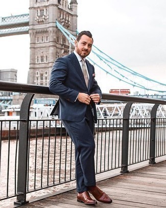 Come indossare e abbinare una cravatta a quadri beige: Combina un abito blu scuro con una cravatta a quadri beige per essere sofisticato e di classe. Opta per un paio di scarpe oxford in pelle marroni per avere un aspetto più rilassato.
