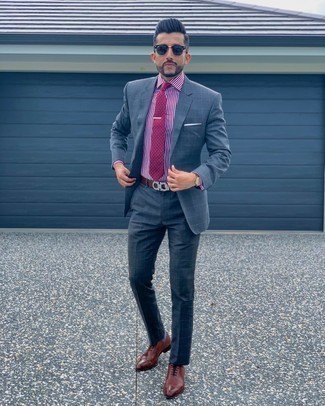 Come indossare e abbinare una cravatta viola melanzana: Opta per un abito a quadri blu e una cravatta viola melanzana per un look elegante e alla moda. Prova con un paio di scarpe oxford in pelle bordeaux per un tocco più rilassato.