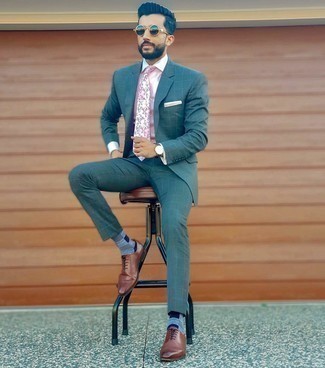 Come indossare e abbinare una cravatta rosa: Coniuga un abito foglia di tè con una cravatta rosa per essere sofisticato e di classe. Se non vuoi essere troppo formale, scegli un paio di scarpe oxford in pelle marroni.
