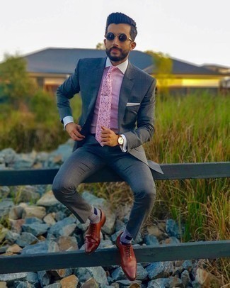 Come indossare e abbinare una cravatta di seta rosa: Mostra il tuo stile in un abito a quadri grigio scuro con una cravatta di seta rosa per essere sofisticato e di classe. Se non vuoi essere troppo formale, scegli un paio di scarpe oxford in pelle terracotta come calzature.