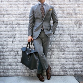 Come indossare e abbinare una cravatta stampata marrone per un uomo di 30 anni in estate 2024 in modo formale: Potresti combinare un abito grigio con una cravatta stampata marrone per essere sofisticato e di classe. Per un look più rilassato, scegli un paio di scarpe oxford in pelle marrone scuro come calzature. Una buona idea per le temperature estive!