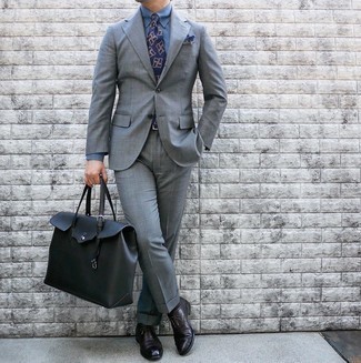 Come indossare e abbinare una cravatta stampata blu scuro in estate 2024 in modo formale: Prova ad abbinare un abito grigio con una cravatta stampata blu scuro per essere sofisticato e di classe. Se non vuoi essere troppo formale, calza un paio di scarpe oxford in pelle marrone scuro. Ecco una magnifica idea per creare uno stupendo outfit estivo.